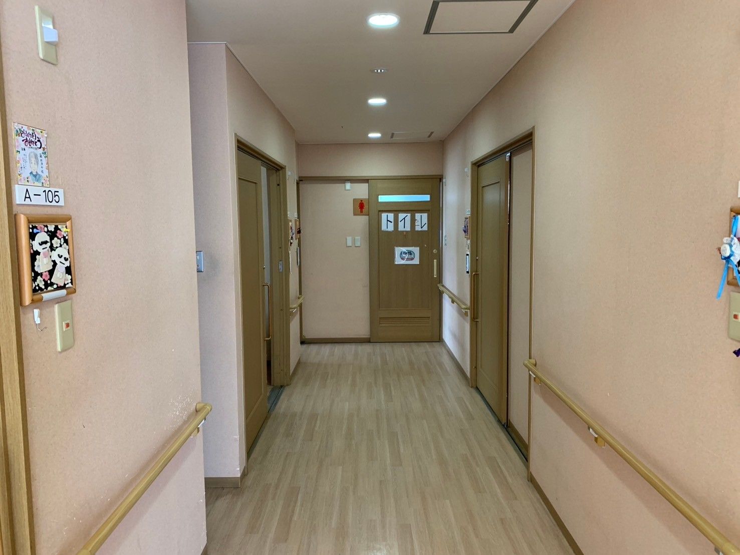 安全な手すり付き廊下