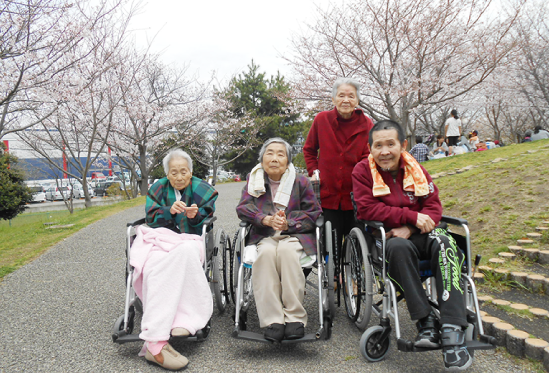 車椅子の方々と立っている方