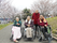 車椅子の方々と立っている方