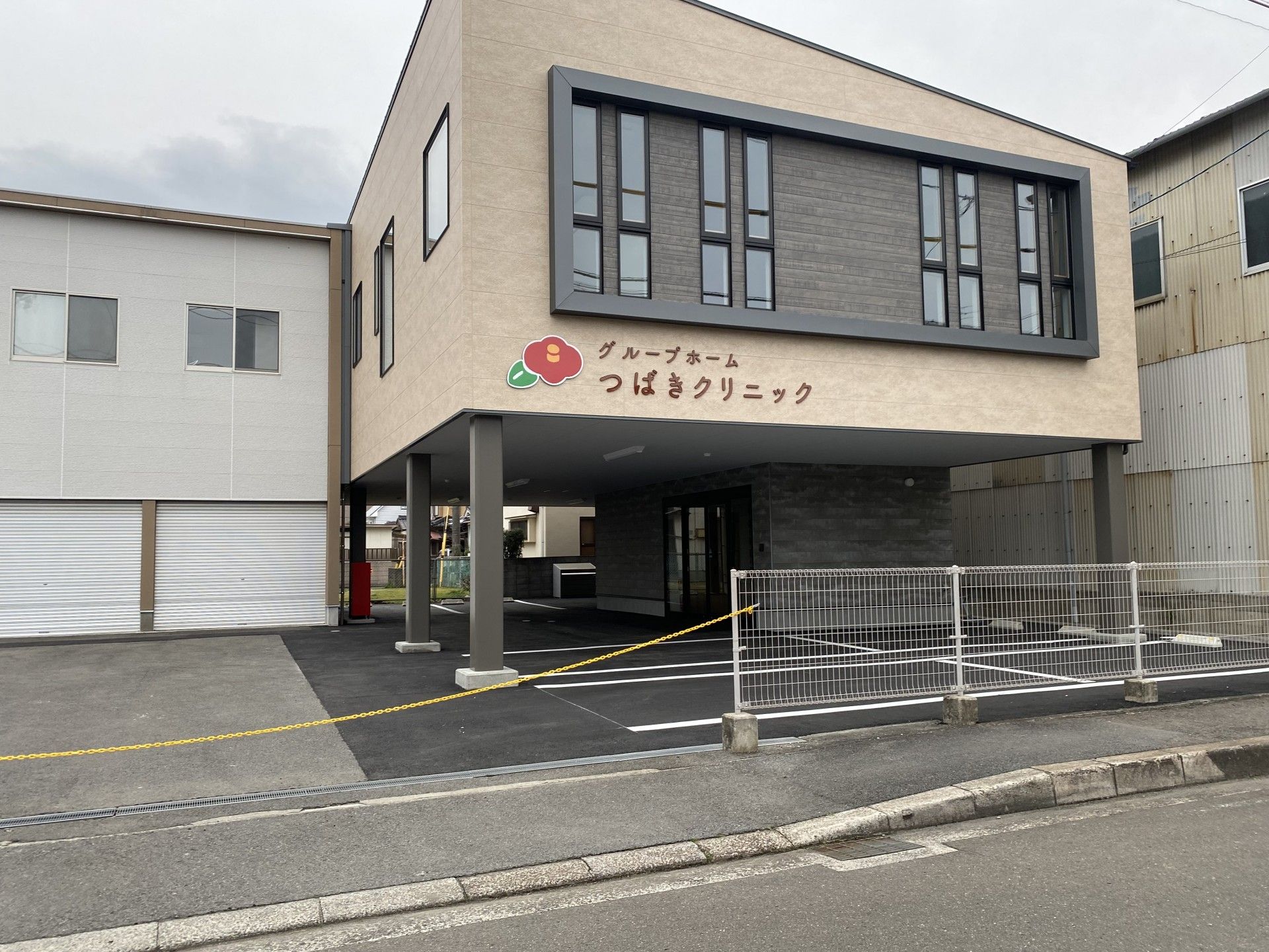 温かみのある建物のエントランス