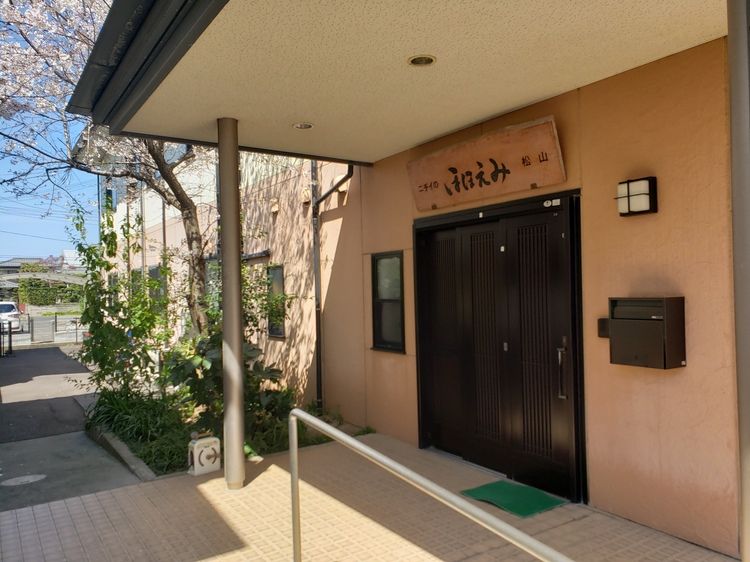 暖かみのある入口デザイン