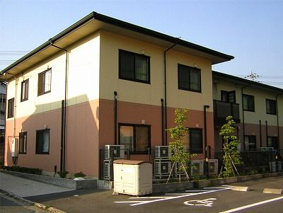 明るい外観の建物