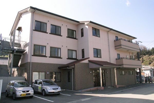 ゆったりとした外観の建物