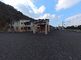 広々とした駐車場の外観