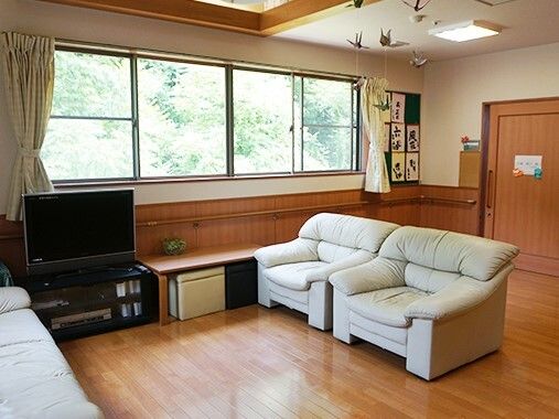 大きな窓が付いたリビングダイニングにはソファやテレビが置かれ、アットホームな雰囲気。