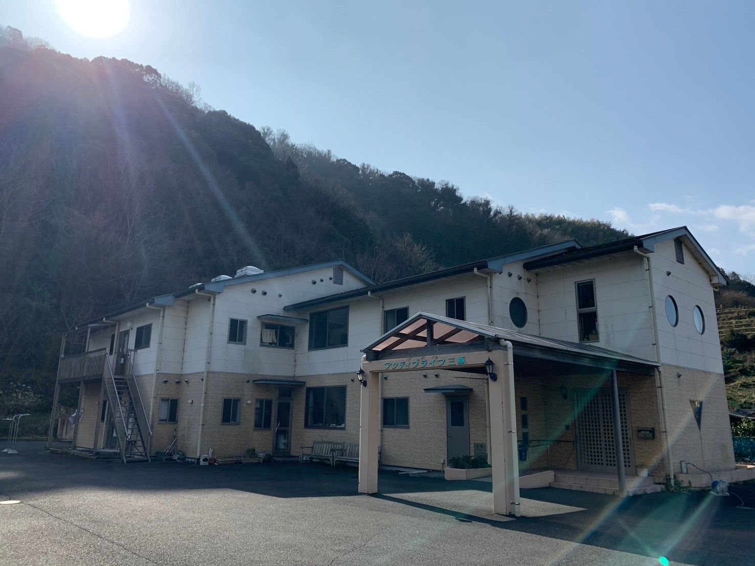 山に囲まれた建物の外観