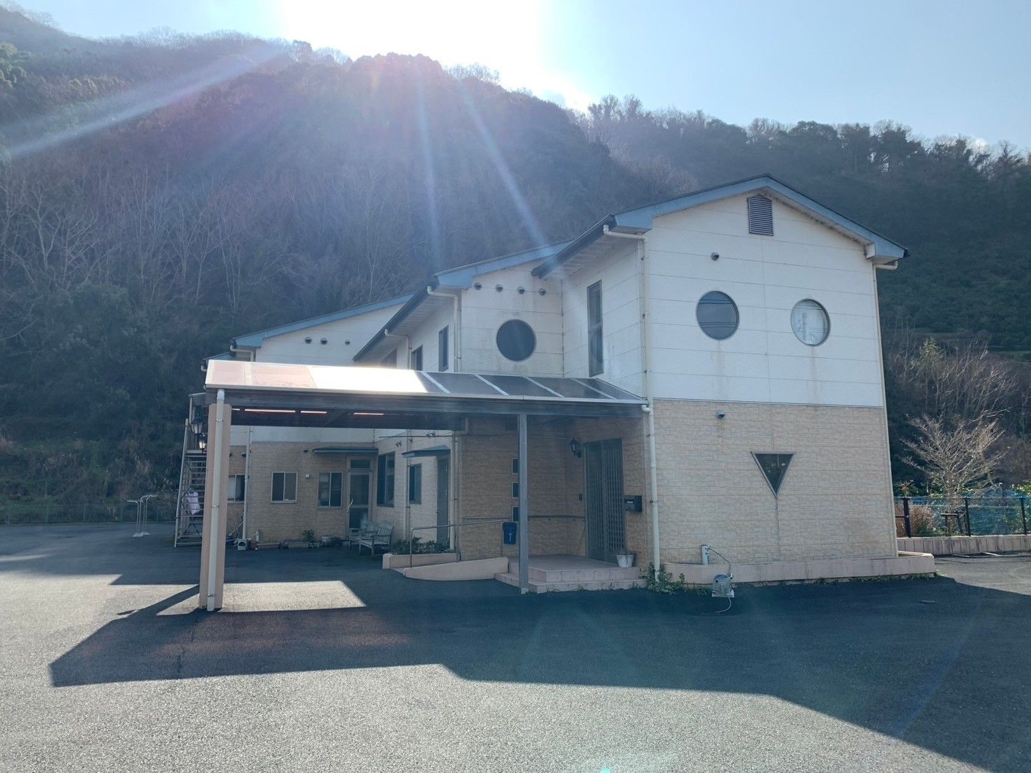 日差しが差し込む建物外観