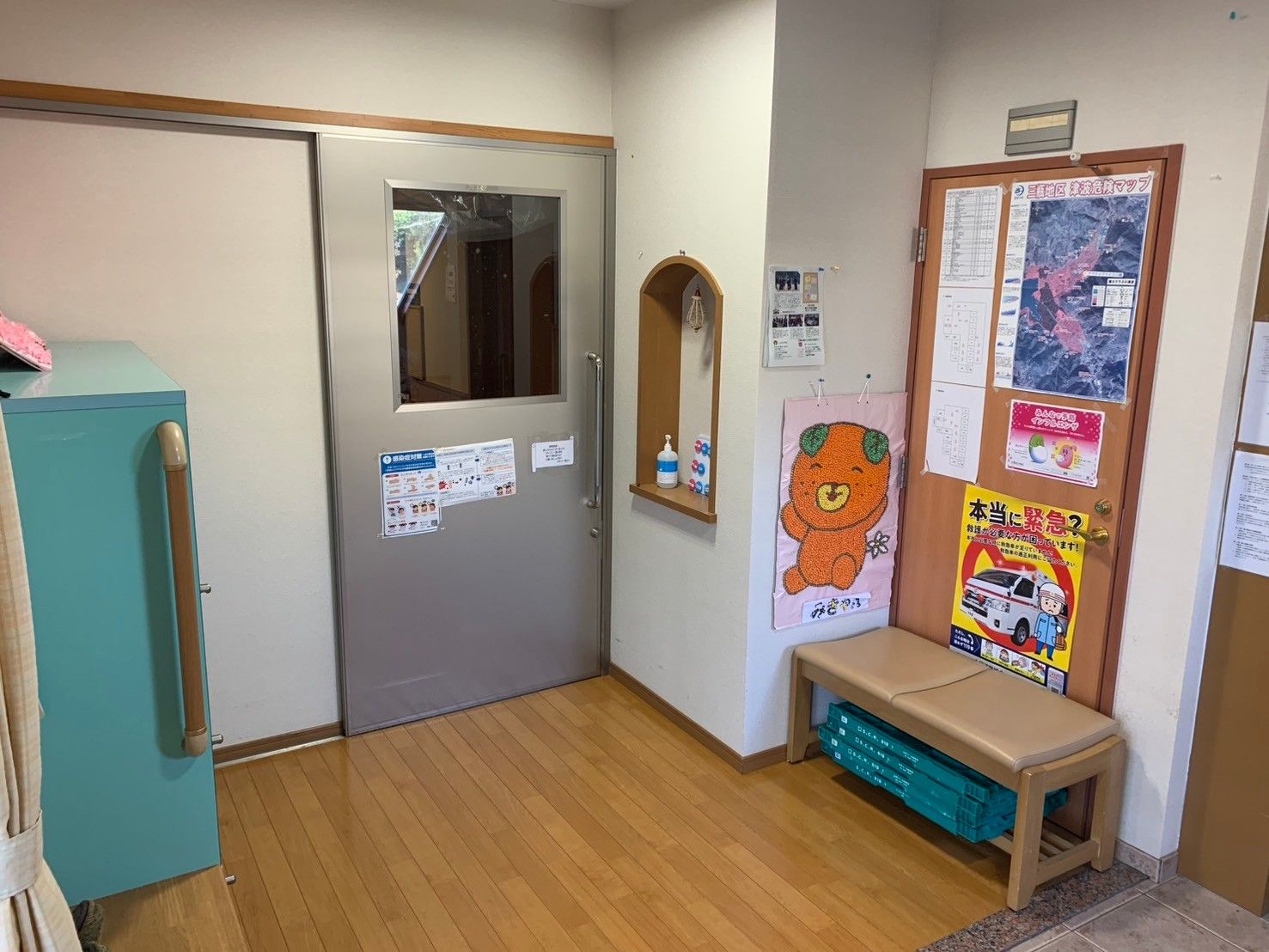 掲示物がある廊下