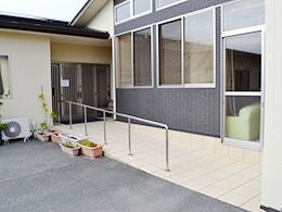 手すり付きの明るい廊下