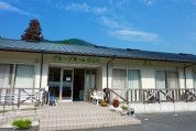 明るい外観の建物