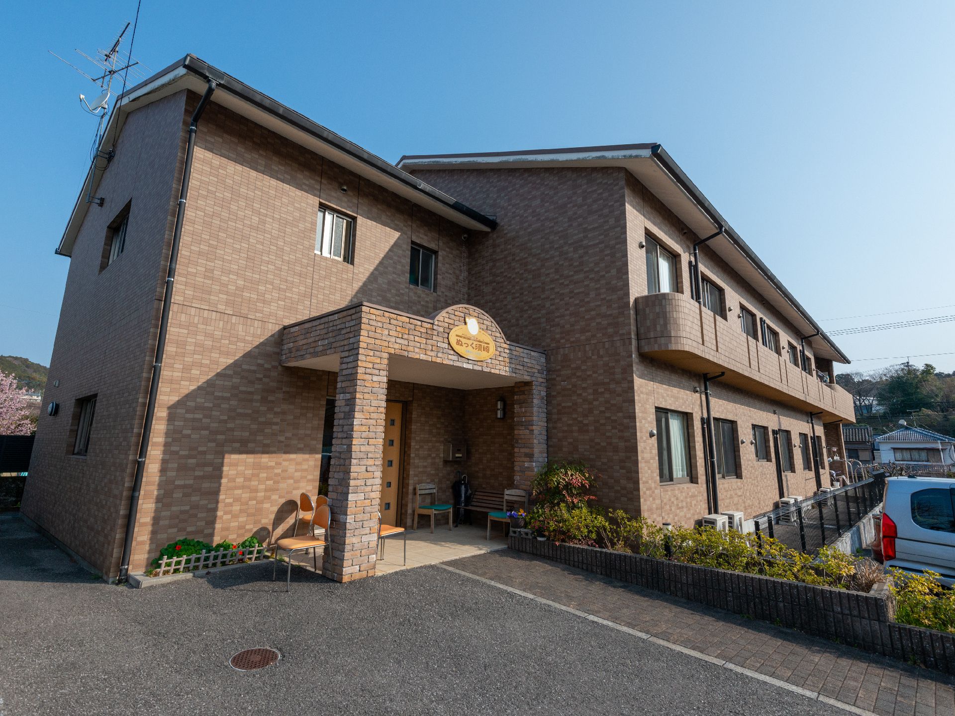 2階建てのグループホームの外観