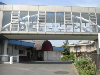 明るい入口の建物