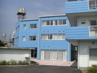 青い外壁の建物外観