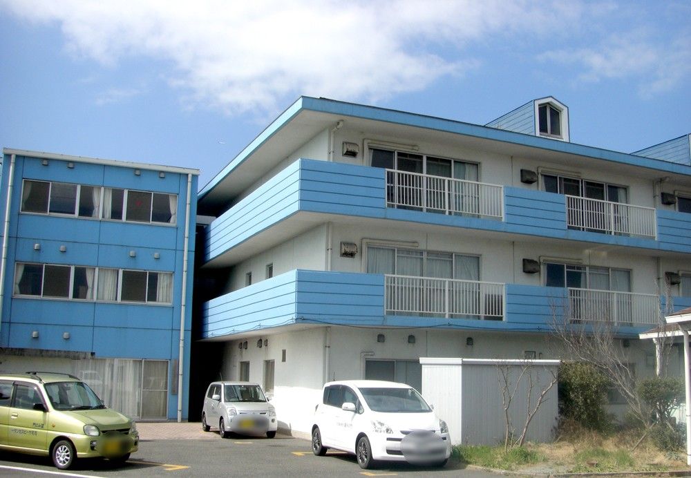 青いラインの建物外観