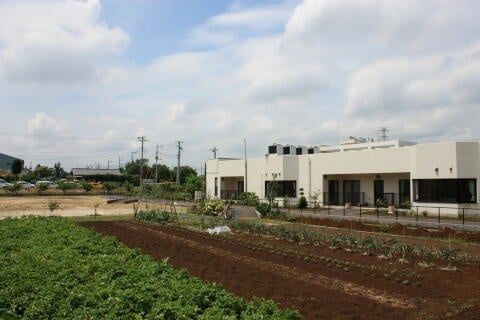 広々とした農園のある施設