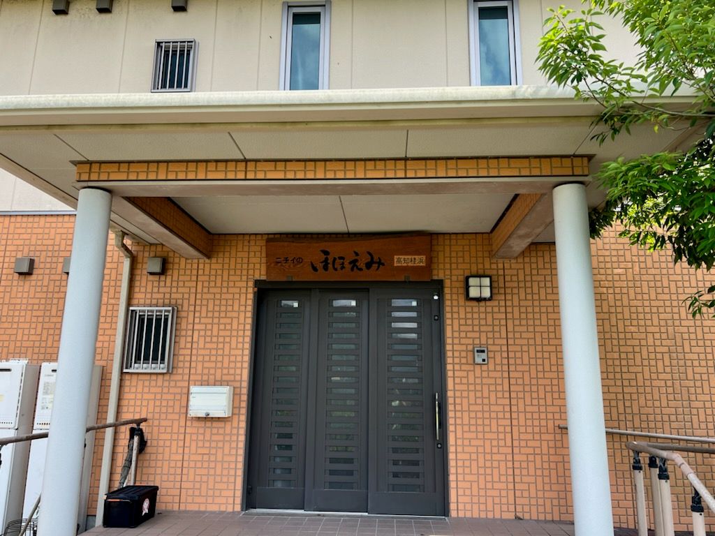 入口のある建物正面
