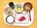 刺身に野菜の和え物、高野豆腐に白いご飯、みそ汁が乗ったトレー。