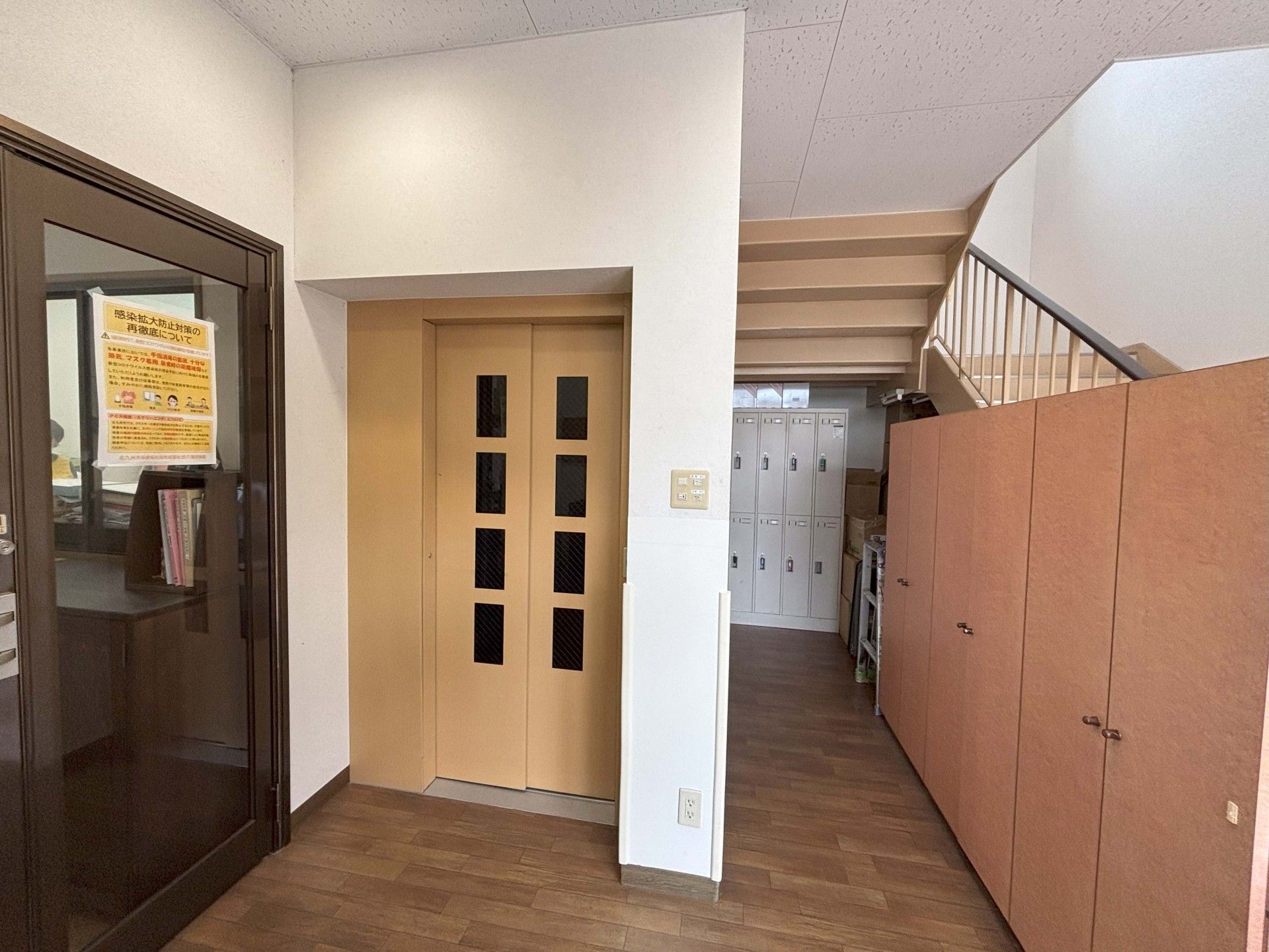 エレベーターと階段のある廊下