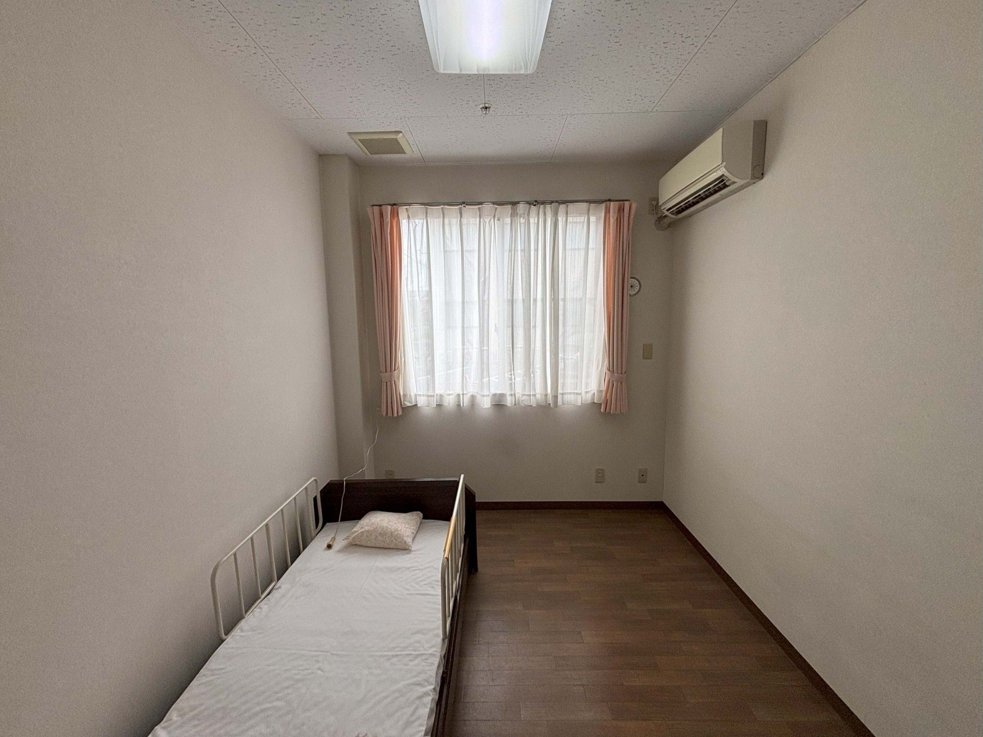 シンプルな個室の様子