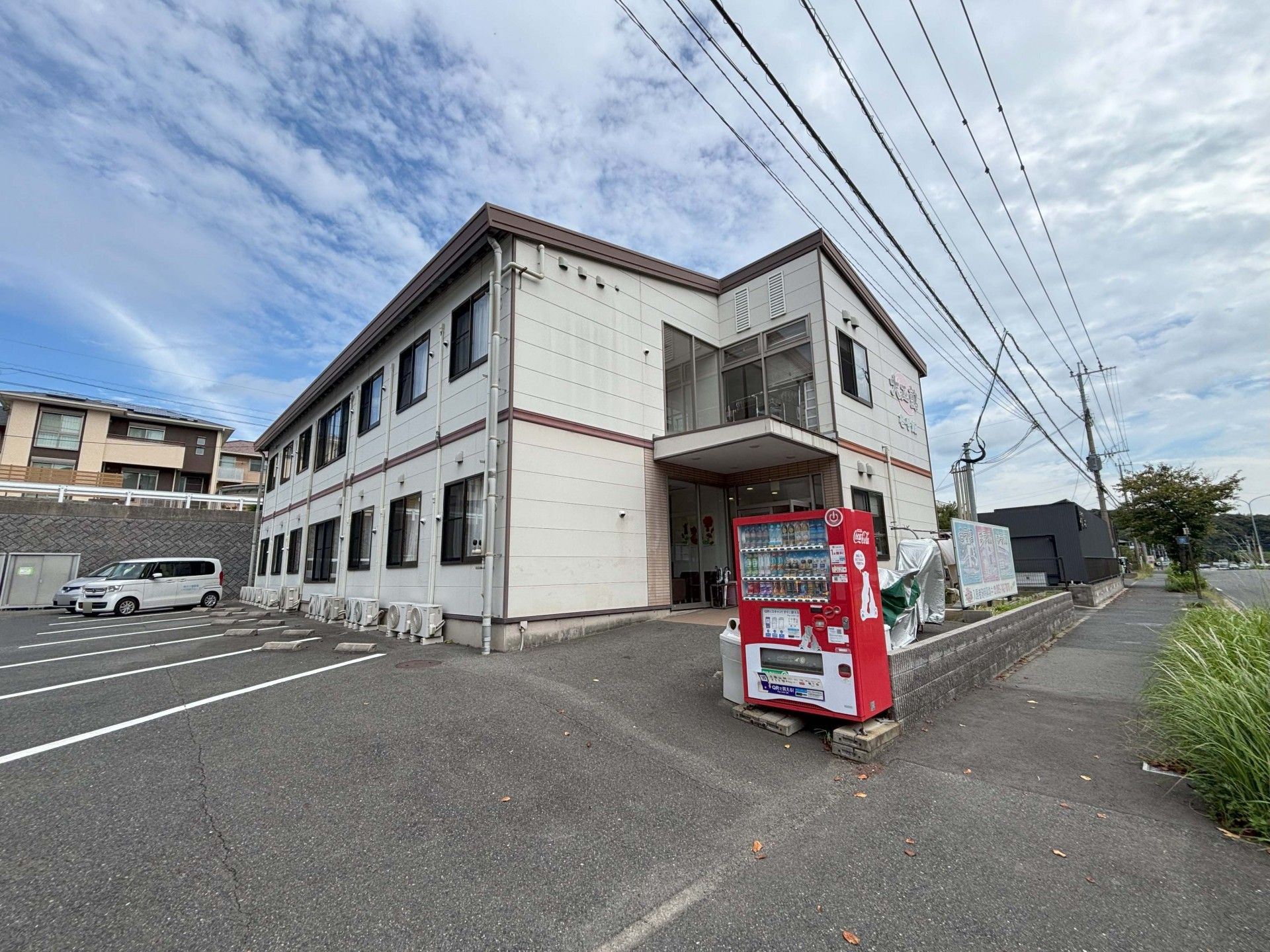 駐車場と建物の外観