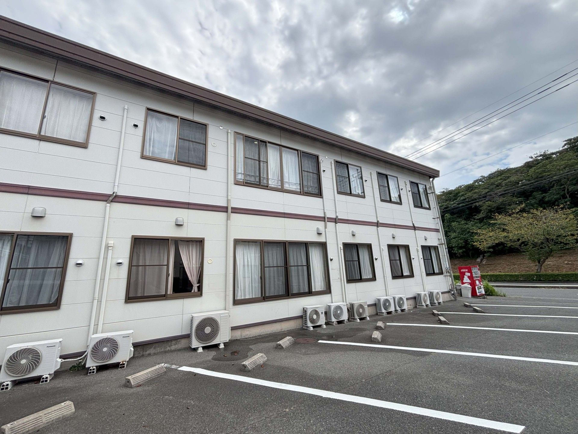 駐車場と建物の外観