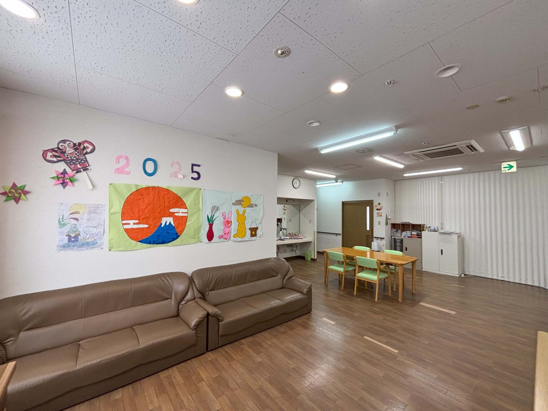 壁に飾られた作品とソファ