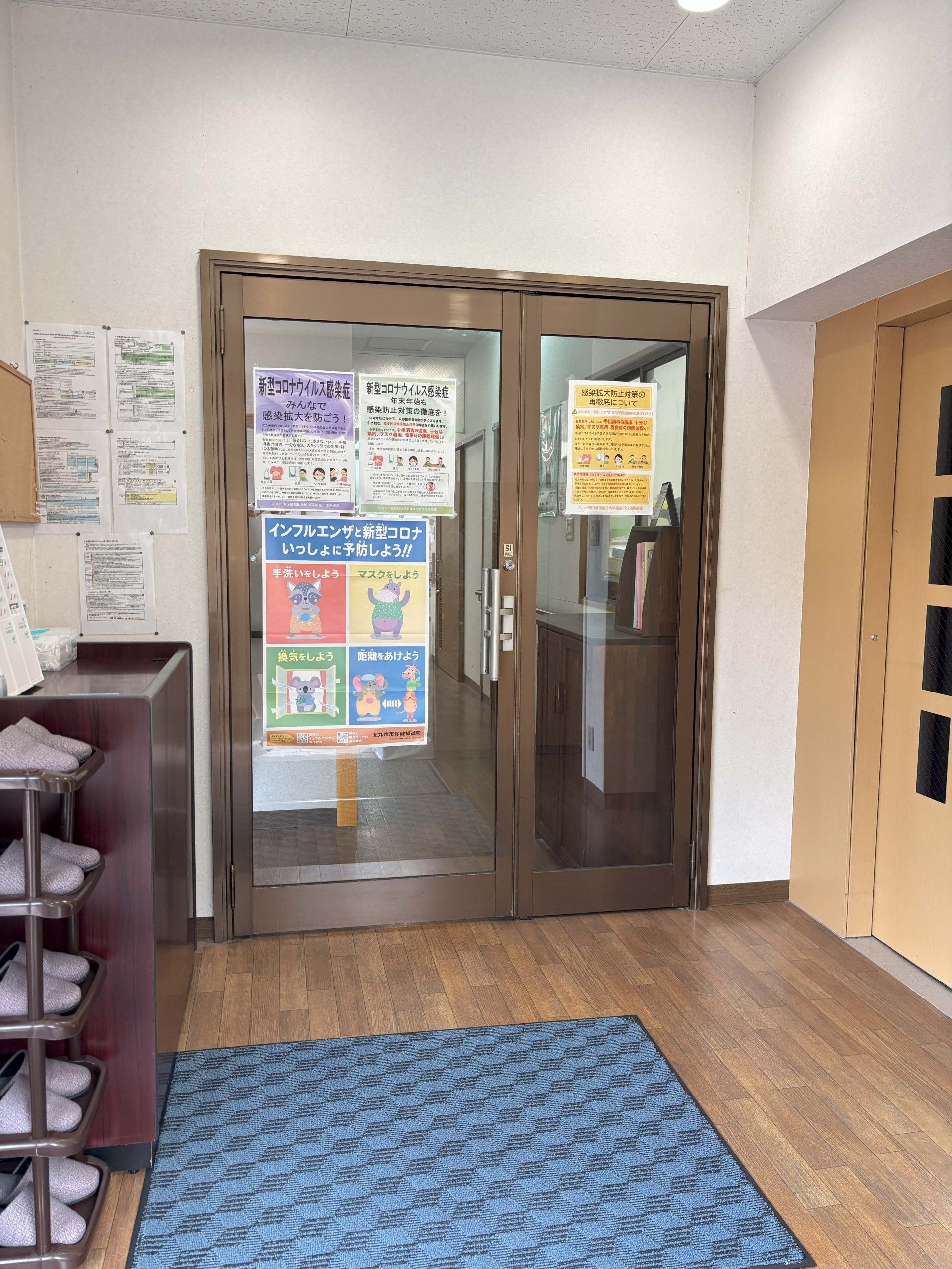 入口の掲示板とドア