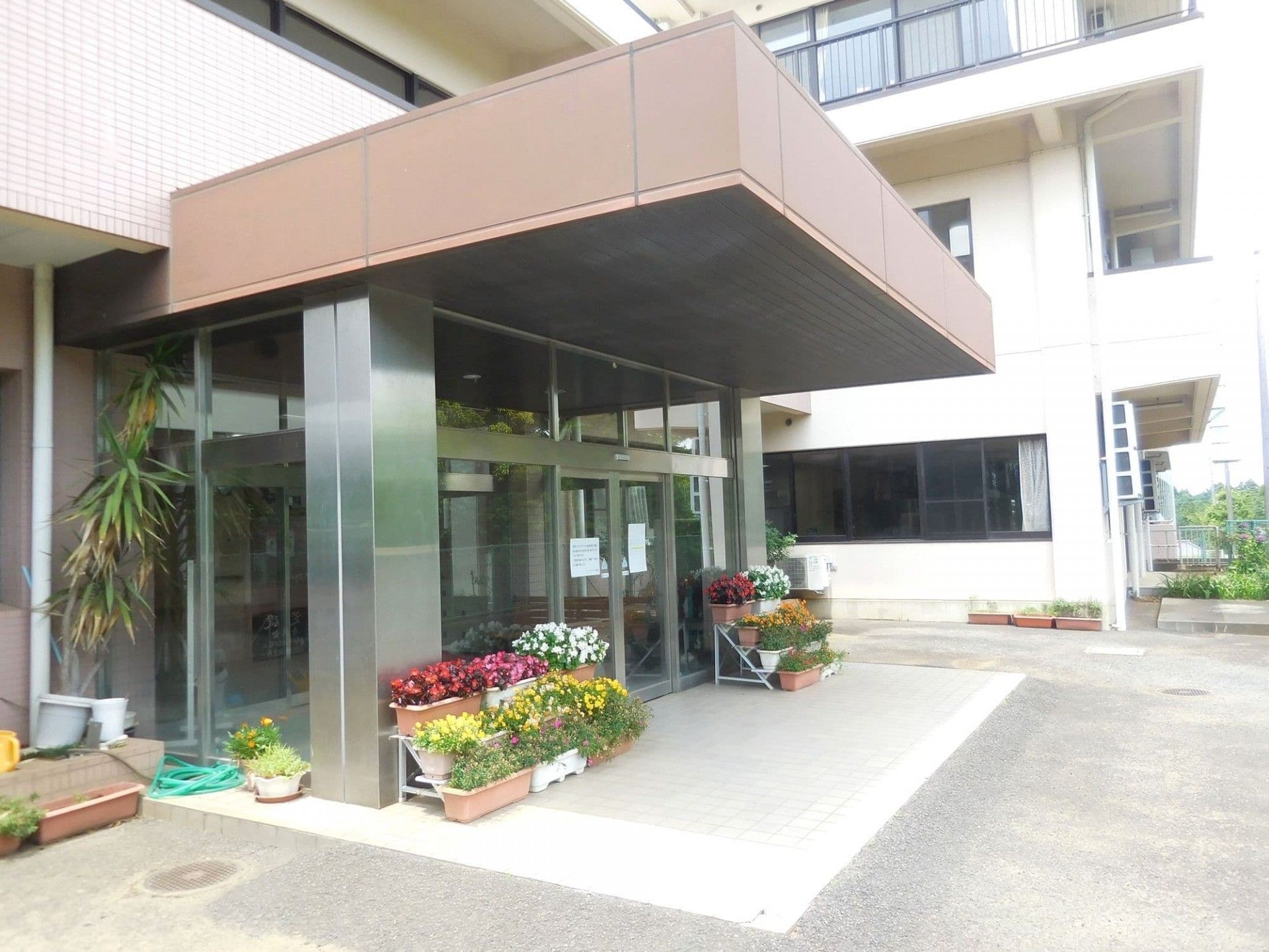 明るいエントランス風景