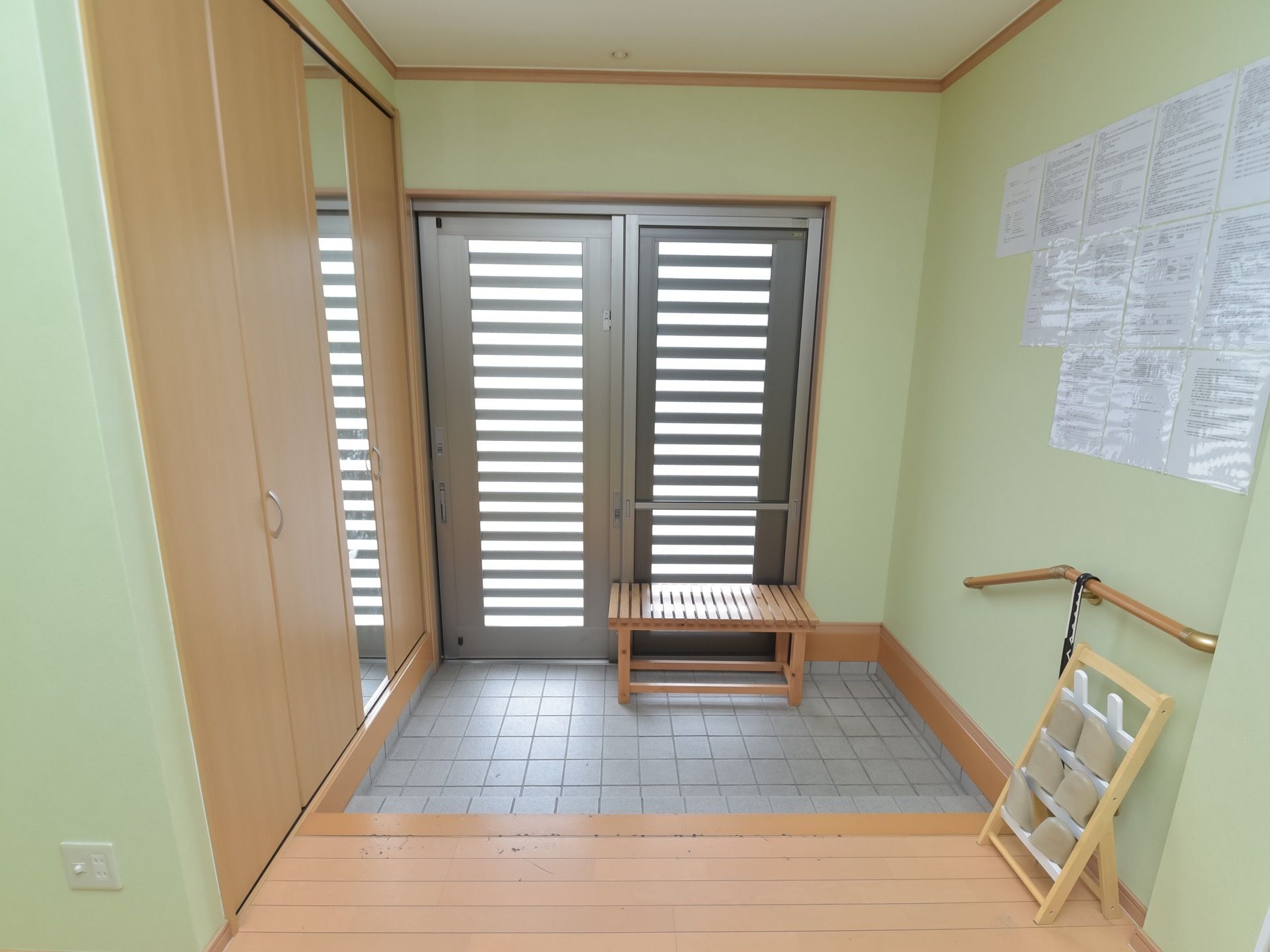 玄関の扉は横開きになっており、鏡のついた大きな下駄箱が設置されている。荷物置き用のベンチがあり、手すりも備わっている。