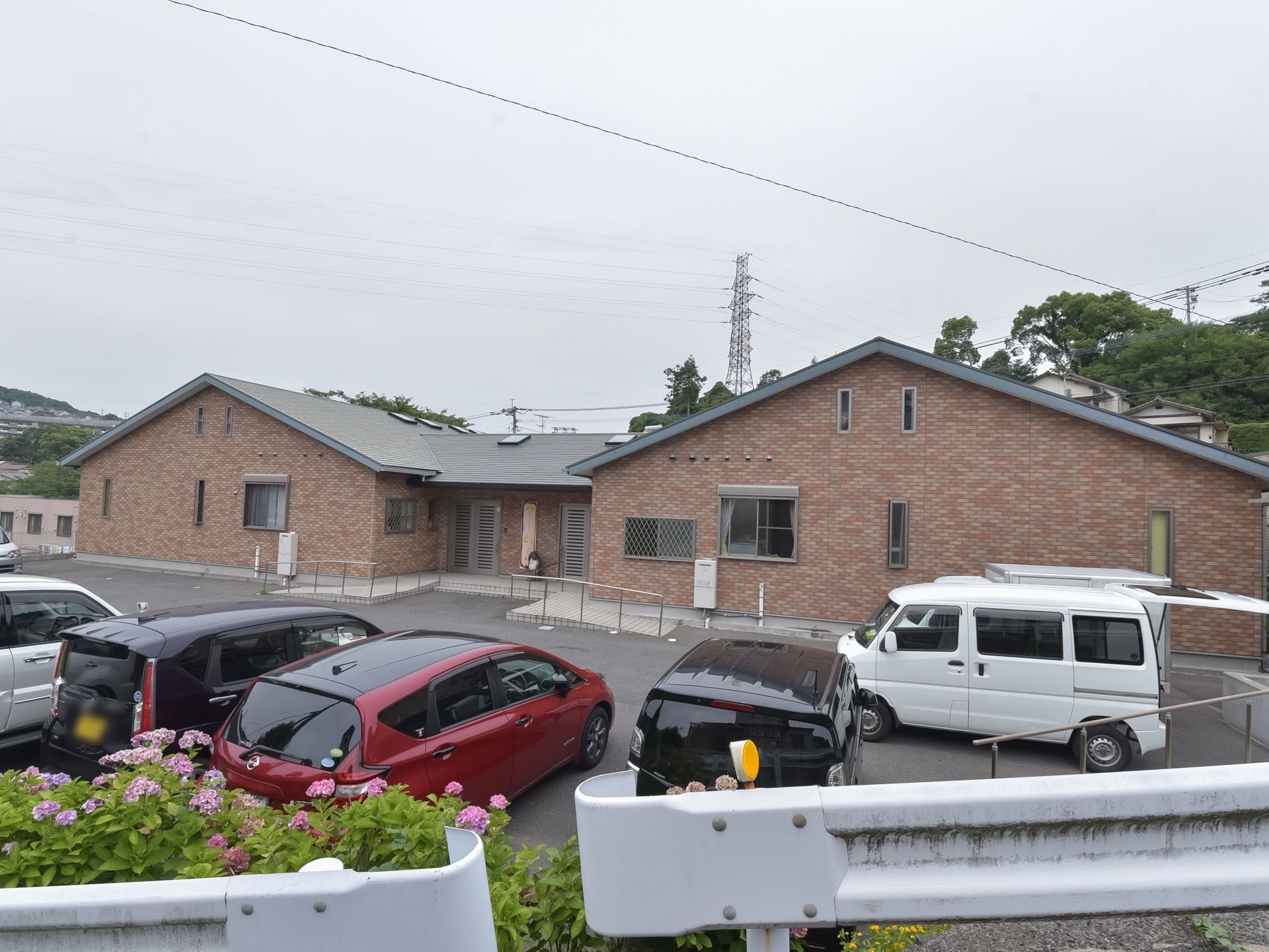 施設は平屋になっており、日当たりが良い。大きな駐車場が建物の目の前にある。玄関前にはスロープが設置されている。