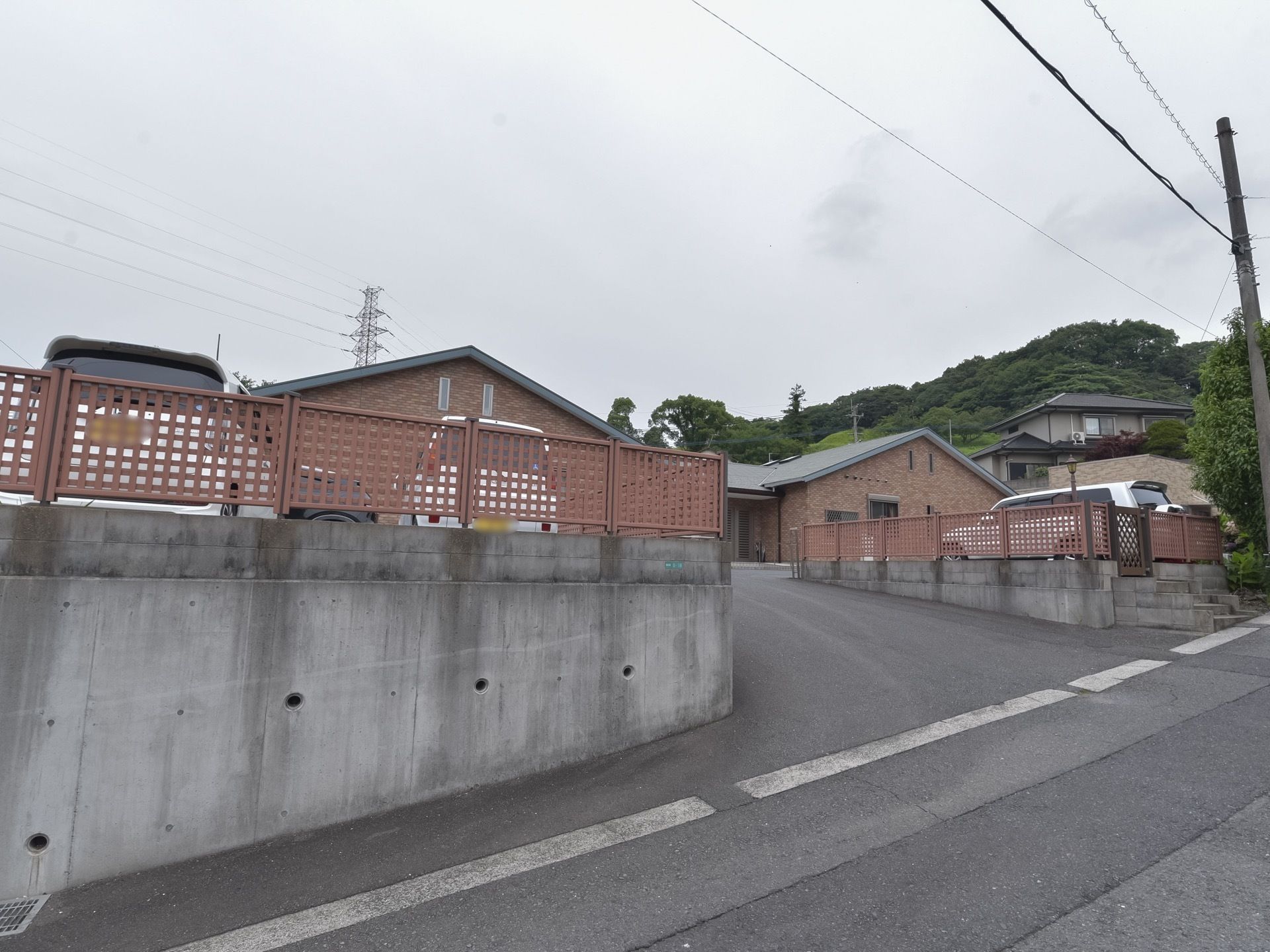 建物周辺には大きな建造物はなく、日当たりが良い。木々も多く自然に恵まれている。駐車場が完備されている。