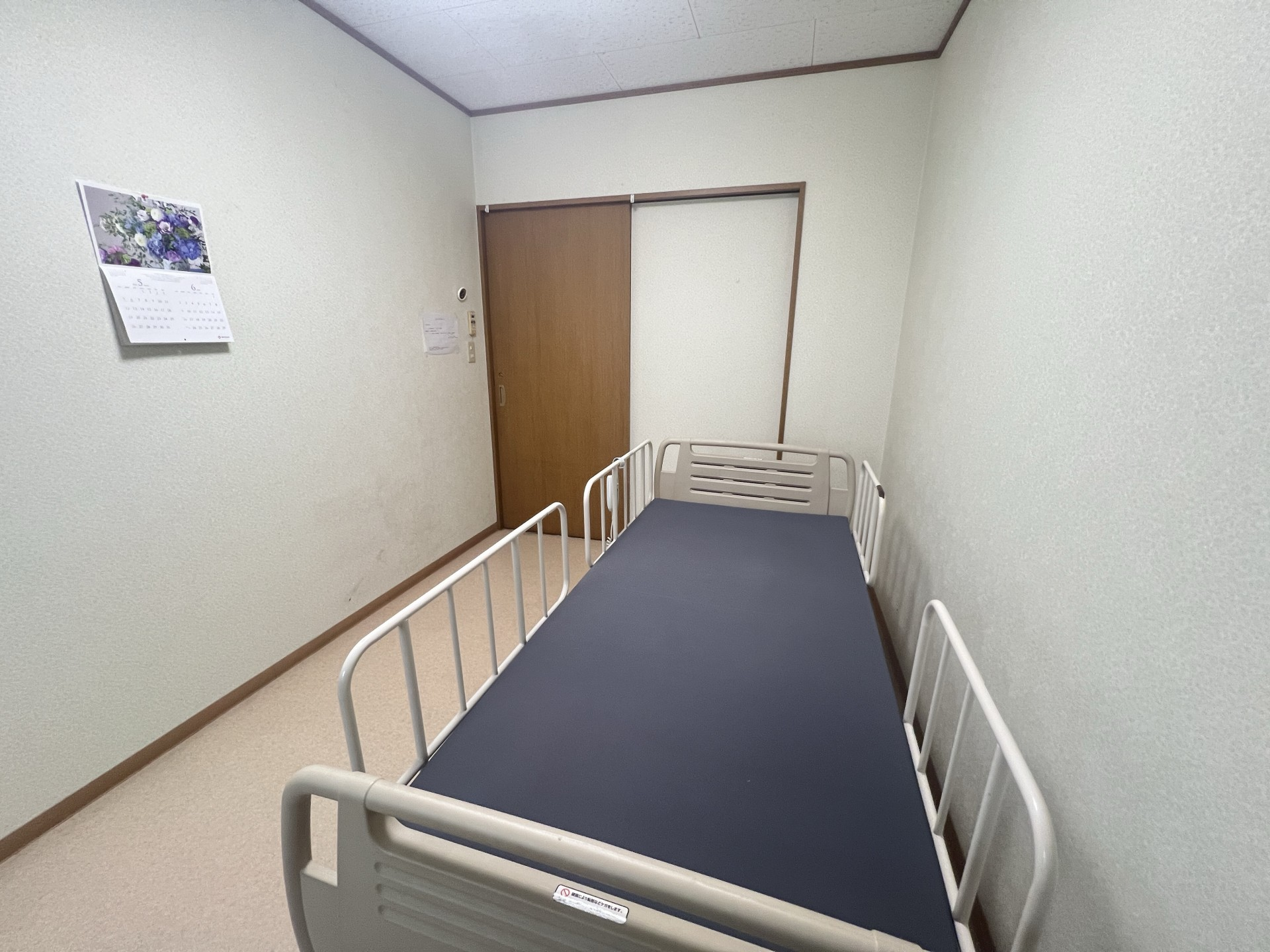 安全なベッドのある部屋