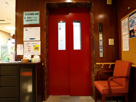 エレベーター前