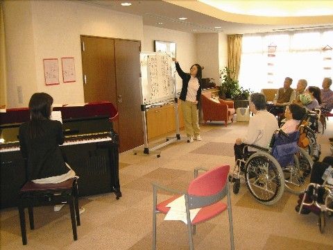 「せらび新横浜」音楽療法の様子。近年流行りの、音楽を用いた治療の風景です。