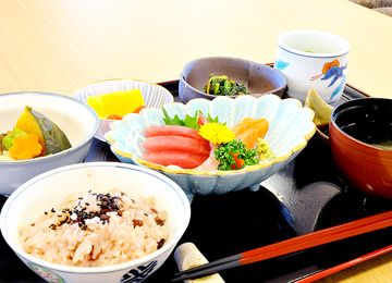 刺身の盛り合わせと。かぼちゃの煮物や赤飯のセット