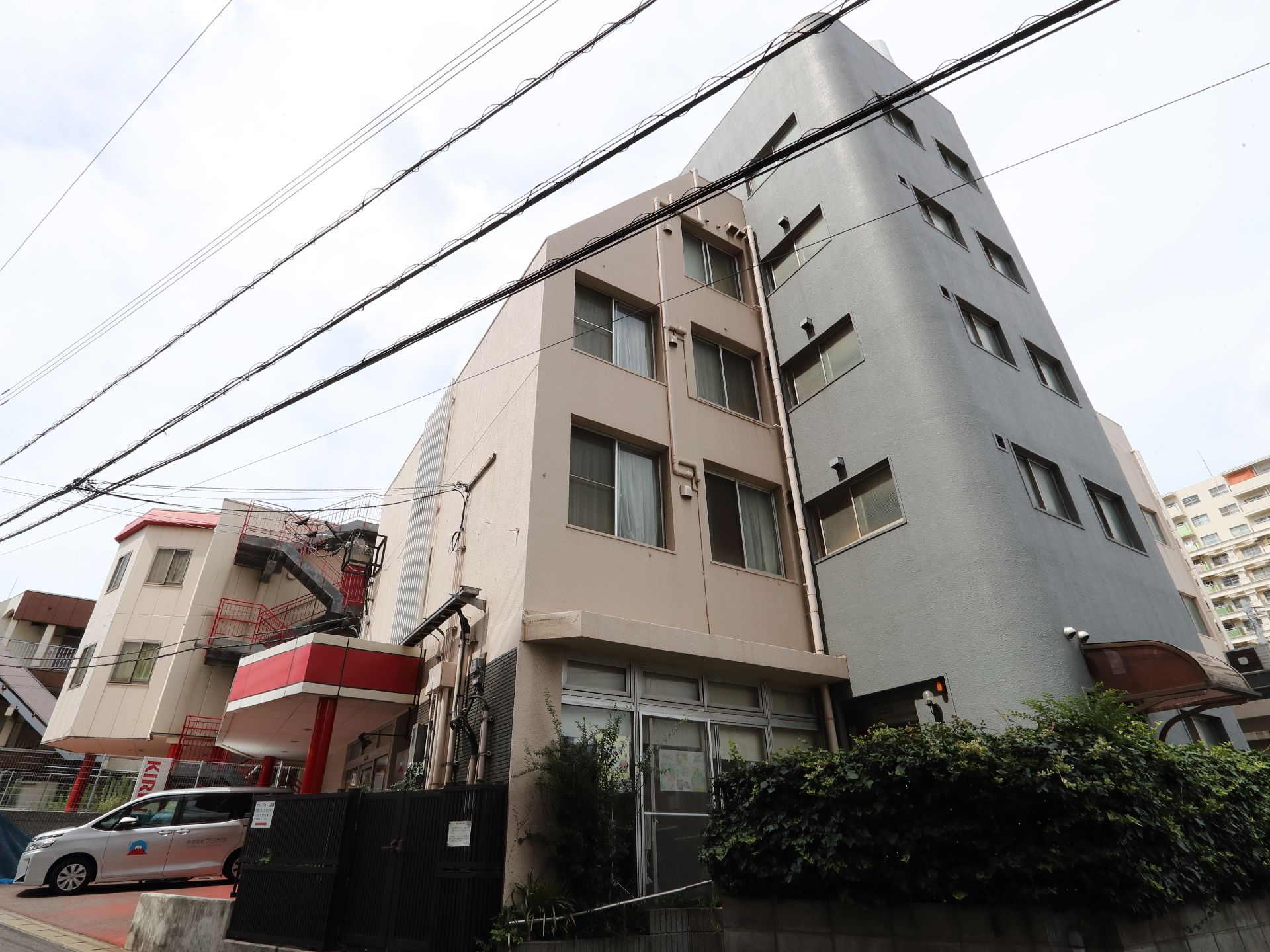 グレーとベージュの外観の建物