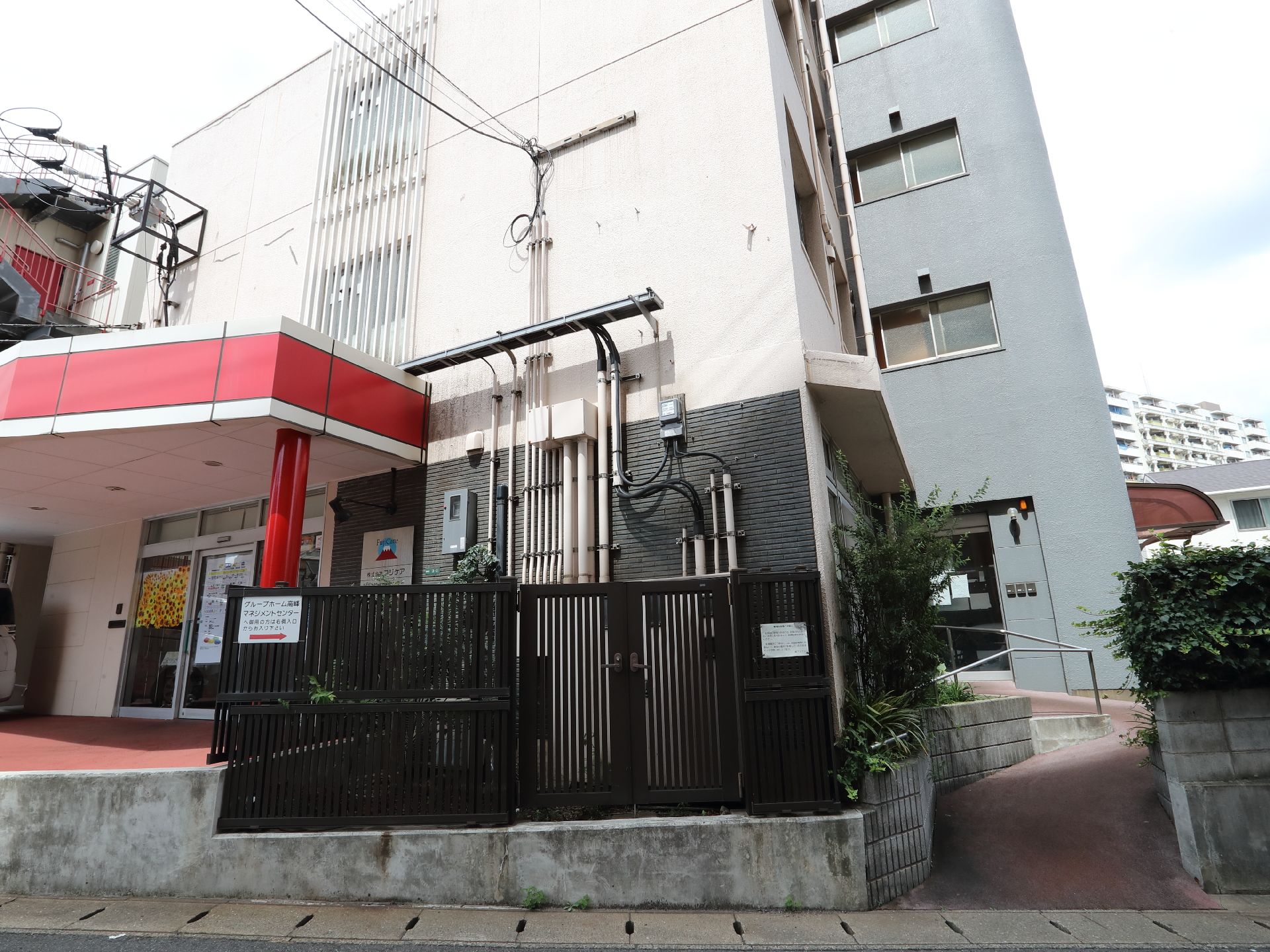赤い屋根が入り口についた白い外観の建物