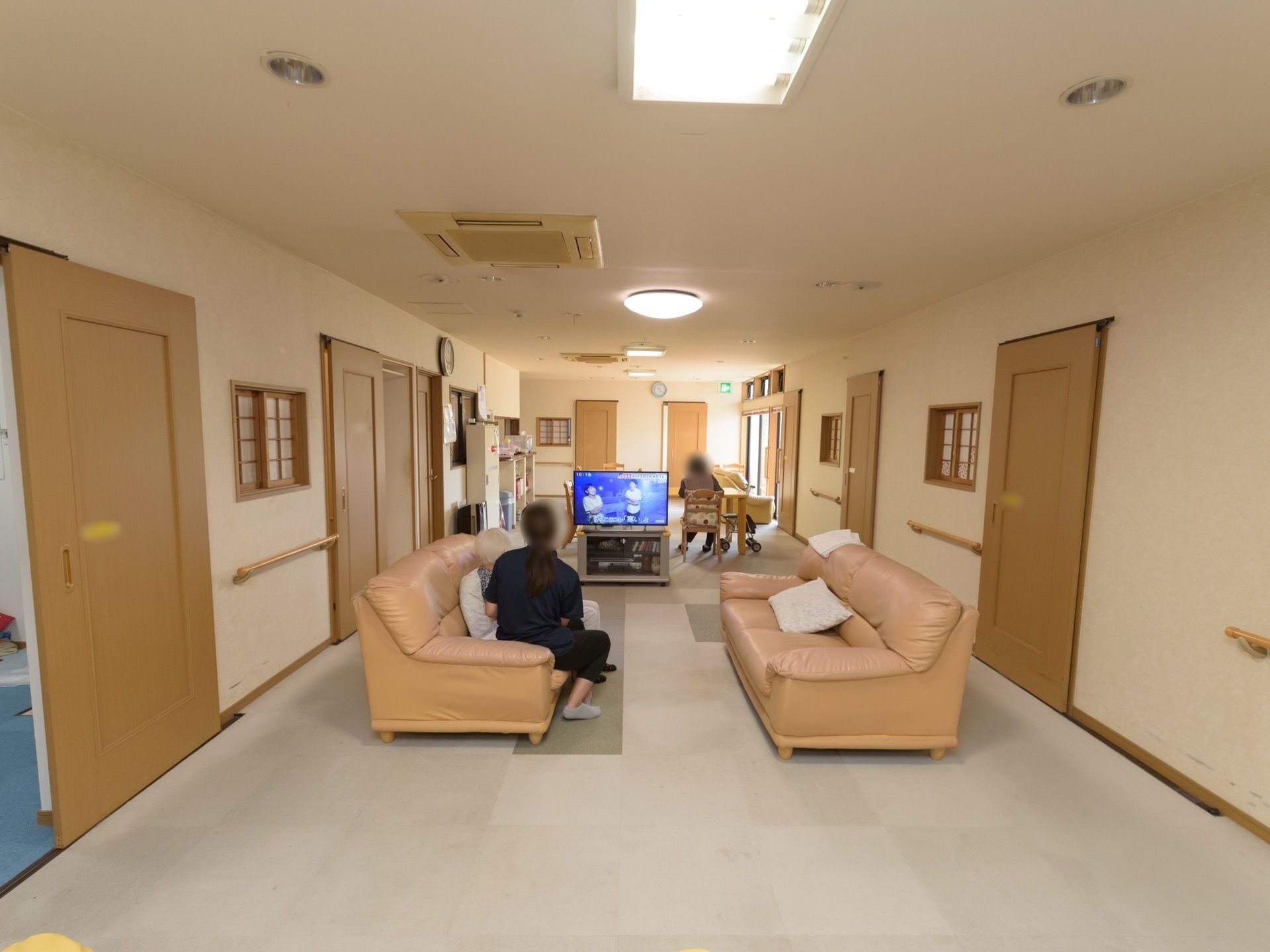 テレビとソファーが配置された共有スペース