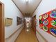 明るい廊下のアート展示