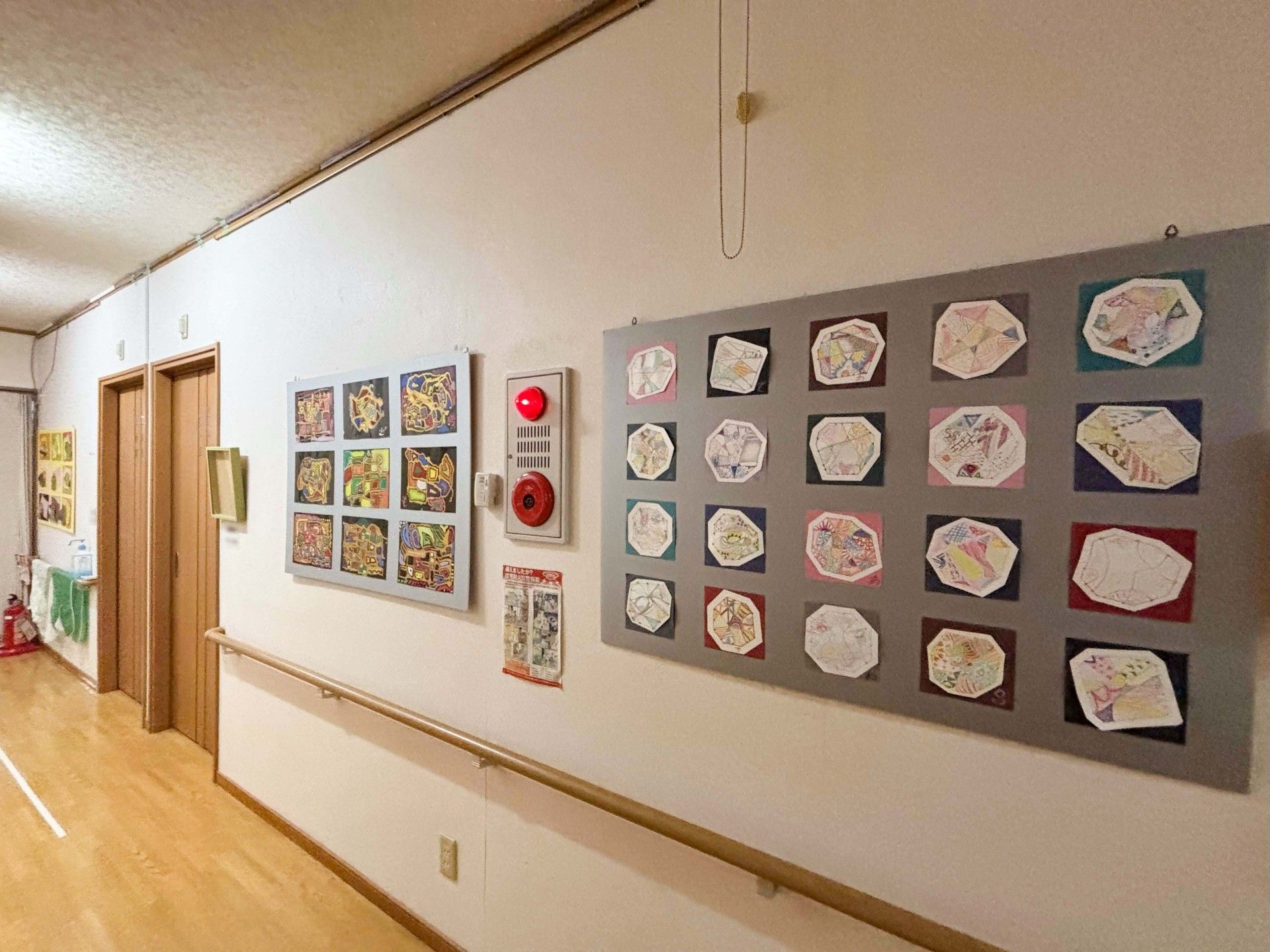 廊下の壁に飾られた作品