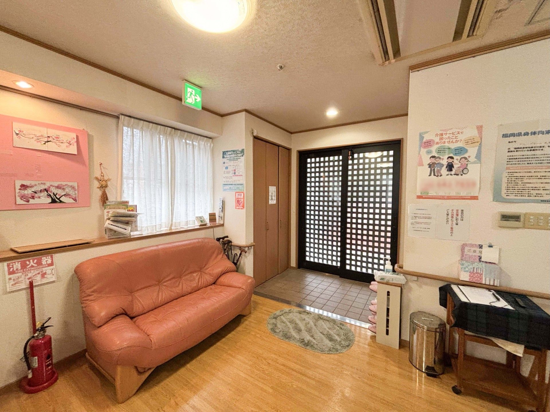 落ち着いた雰囲気の待合スペース