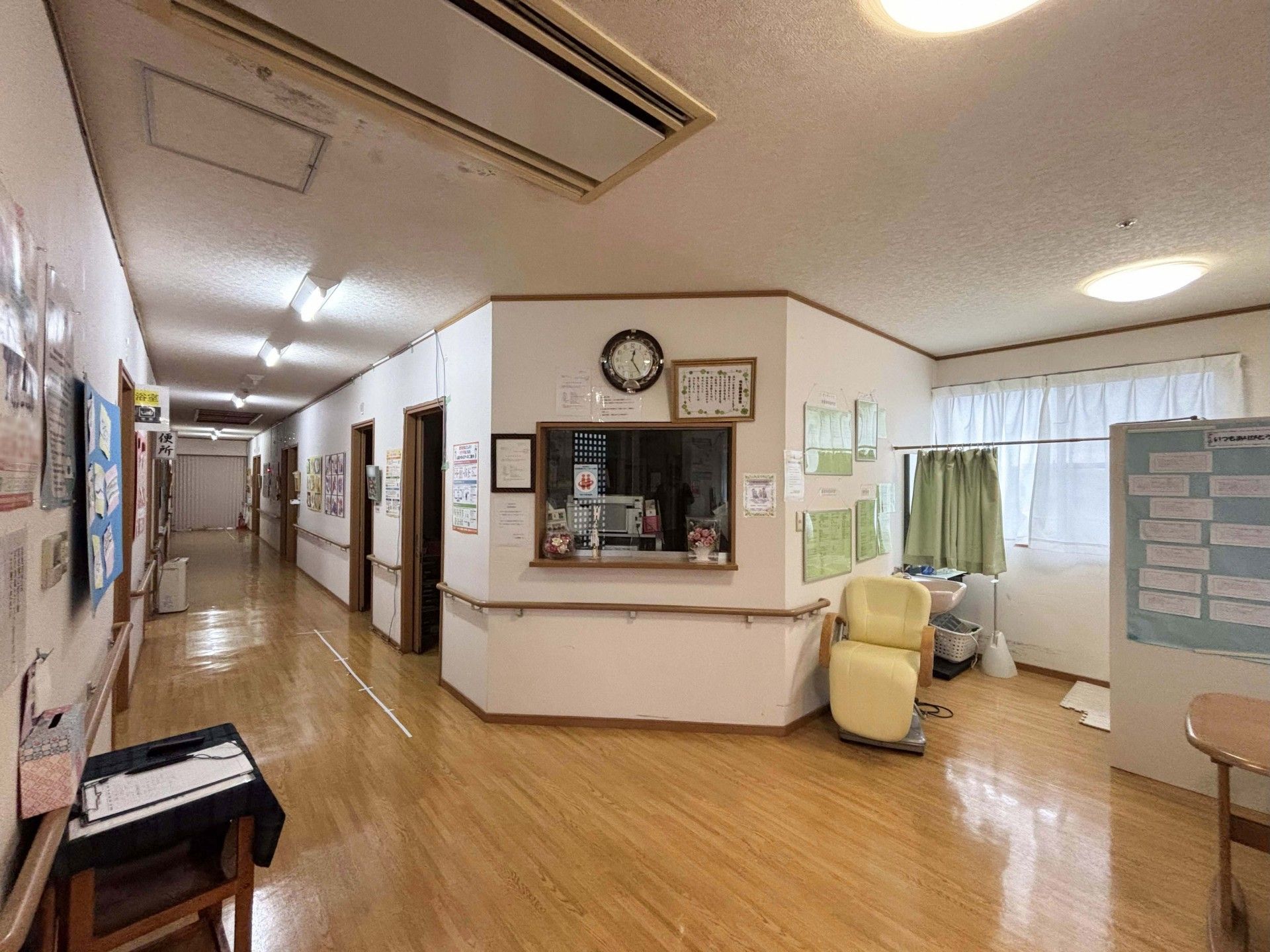 明るい廊下と受付