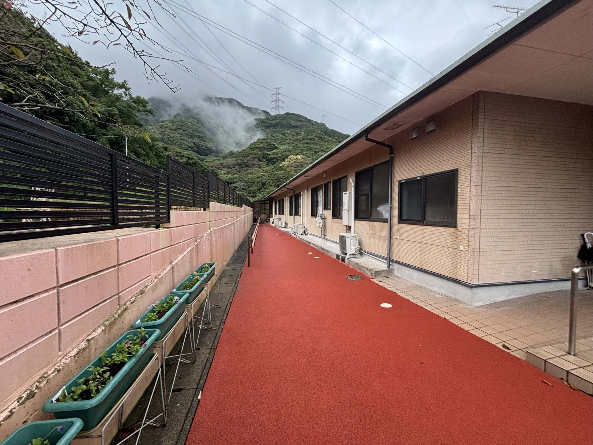 赤い通路と山の風景