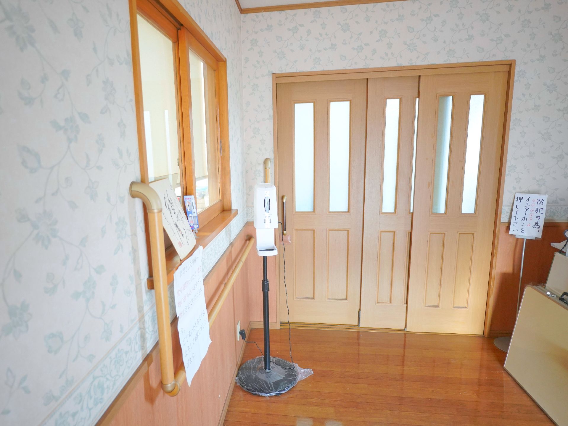 来館者や入居者への対応を行っている受付