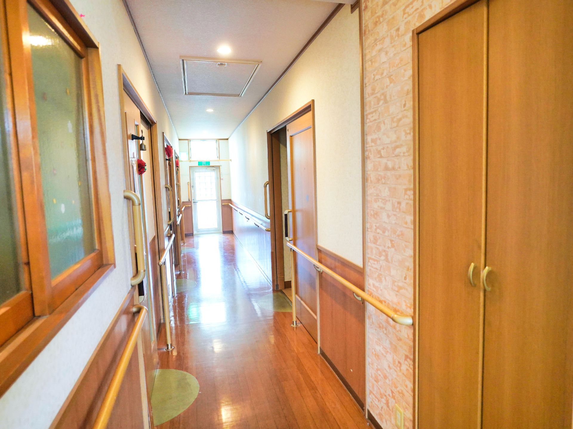 手すりが設置された、各部屋につながる廊下