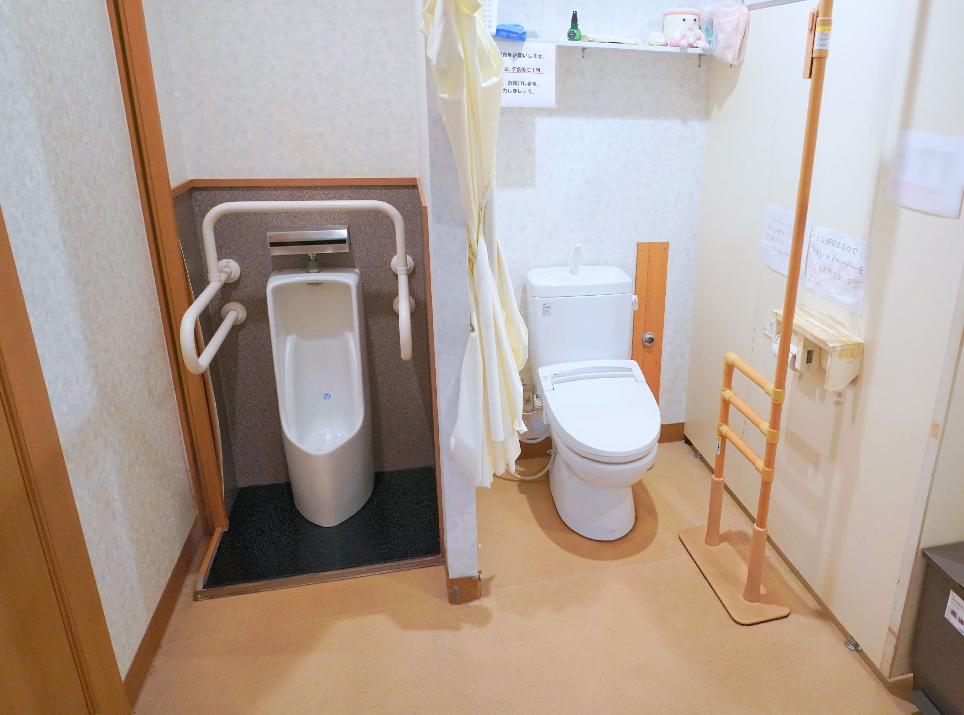 バリアフリー化され、手すりが設置されて高齢者でも利用しやすいトイレ