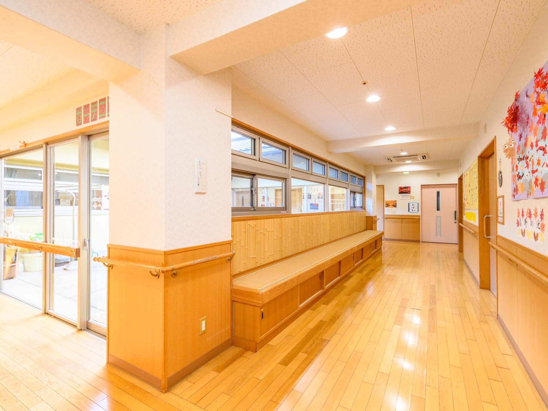 明るく広々とした廊下