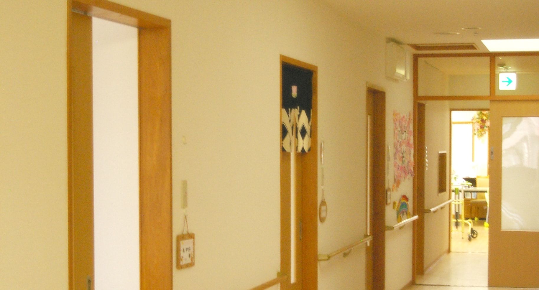 廊下の手すりと出入口