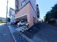 建物の外観と周辺の道路