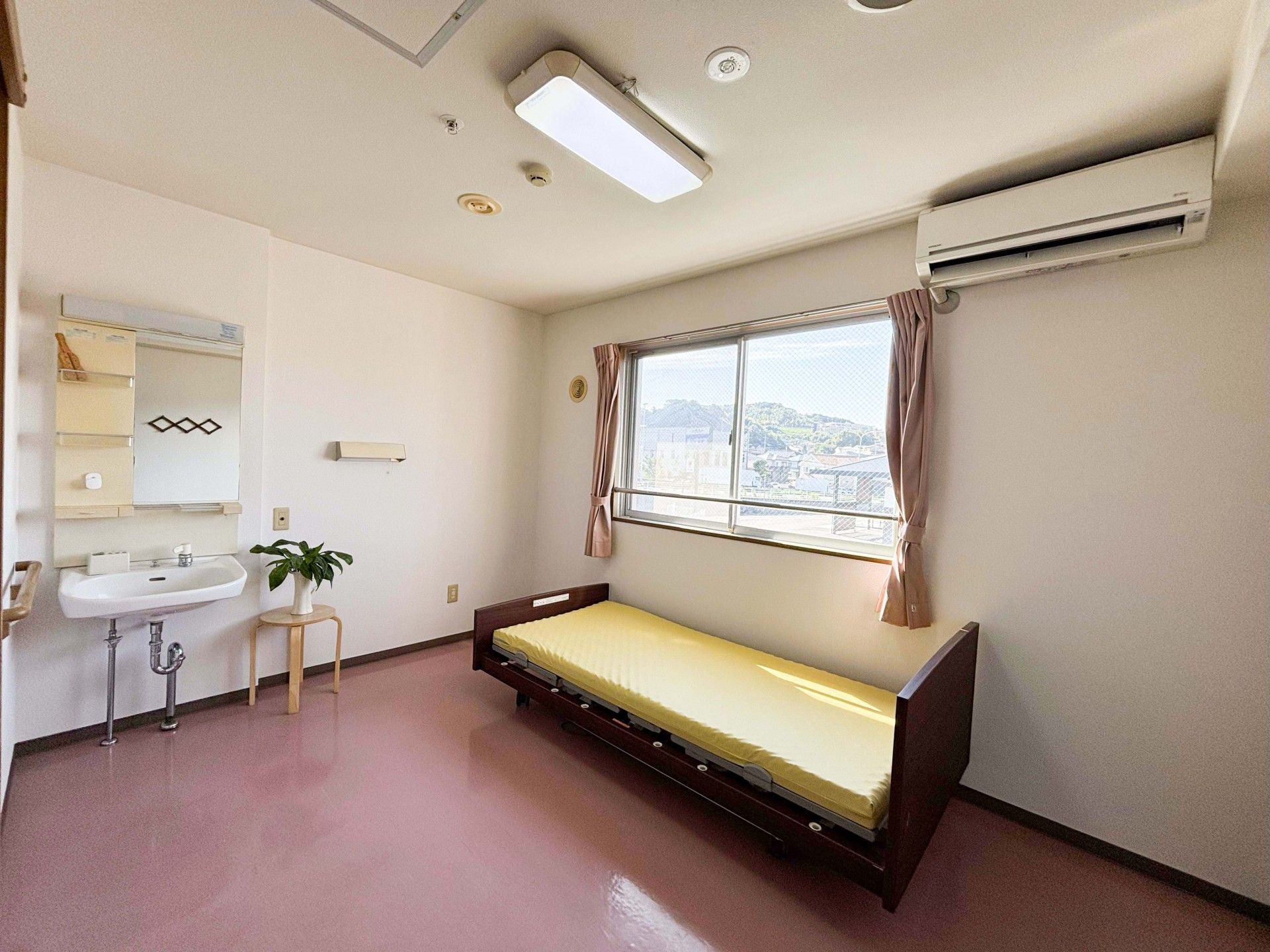 明るい個室の一角